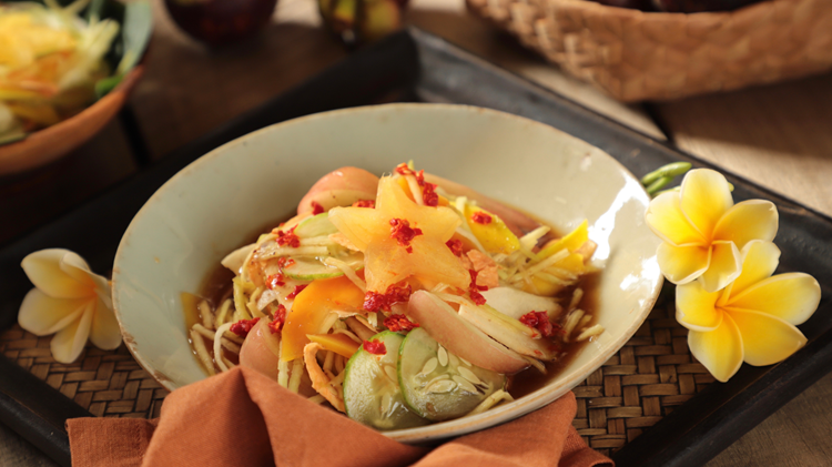 Traditional Balinese fruit rujak, a flavorful choice of food in Bali for vegetarians made with fresh tropical fruits and spicy seasoning.