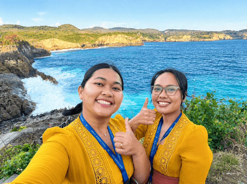 Two travelers enjoying Nusa Penida while sharing their experience on how to get to Nusa Penida from Bali.